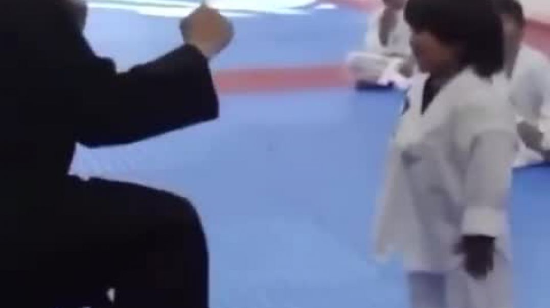 The 3 years brave kid learns martial art
